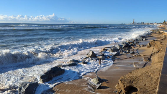 Aline deja olas de tres metros en el Maresme