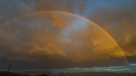 Gigantesco arco iris en el paisaje de Osona