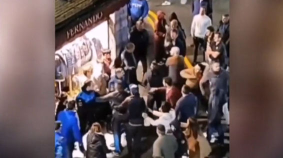 La Guardia Civil evita que una multitud linche a un grupo de jóvenes en Moreda (Asturias)