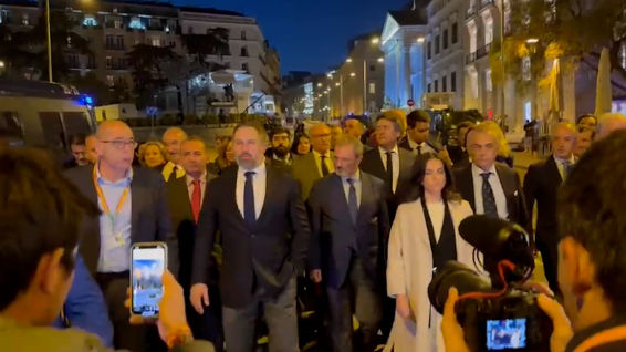 Vuelven las cargas en Ferraz tras un día tranquilo en el entorno del Congreso