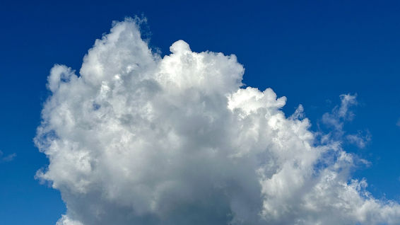 Fantasía de nubes gigantescas en el Vallès