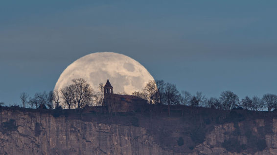 La luna llena se asoma al santuario de Cabrera