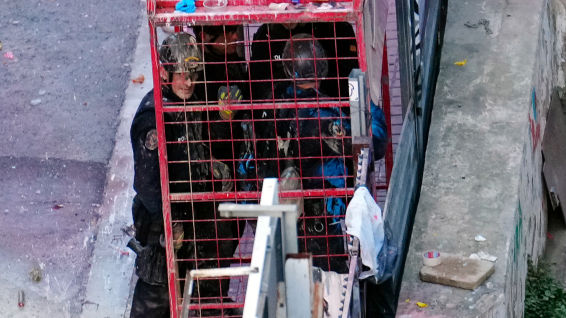 El desalojo de las casas okupas de la Bonanova se salda con siete detenidos y sin incidentes graves