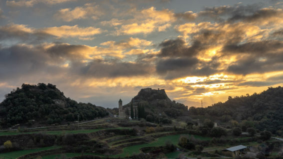 Amanecer en Orís con vistas al Puigmal nevado