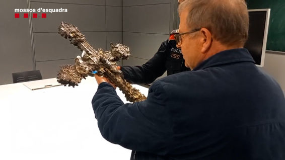 La cruz del siglo XVI que iba a subastarse tras ser robada hace 40 años en Catalunya