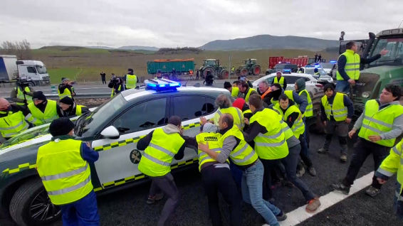 El campo mantiene el pulso con más protestas tras una jornada de colapsos