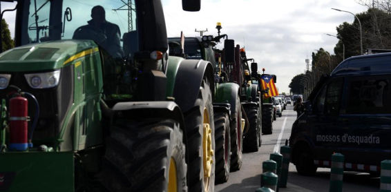 Los agricultores bloquean la AP-7 en Girona, los accesos a Sevilla y carreteras en Extremadura