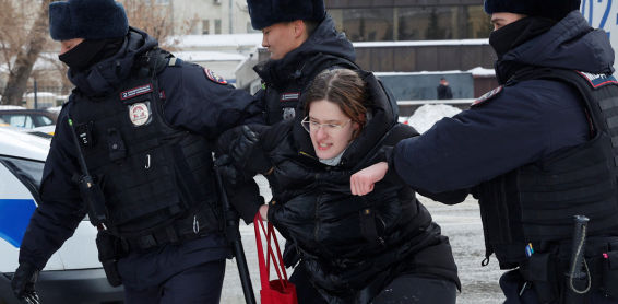Los rusos desafían a las autoridades y siguen rindiendo homenaje a Navalni