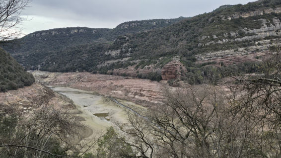 Ya se empieza a ver el gran puente gótico del antiguo pueblo del pantano de Sau
