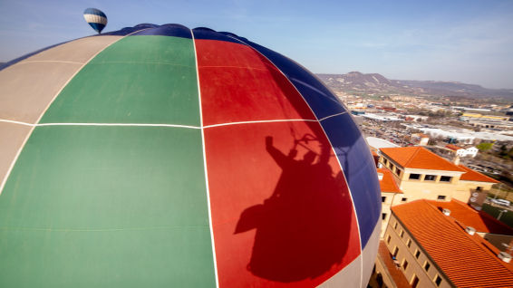 Vic muestra cómo volar entre los pájaros