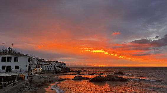 El espectáculo del amanecer rojo de Calella de Palafrugell, en imágenes
