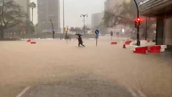Calles anegadas, cortes de tráfico y la vista puesta en la crecida de los ríos: así es el paso de la DANA en Málaga
