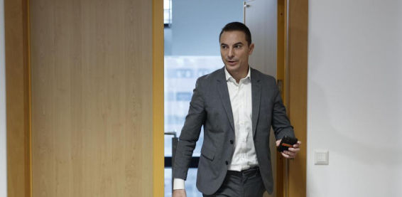 Sánchez mata al ruiseñor Lobato