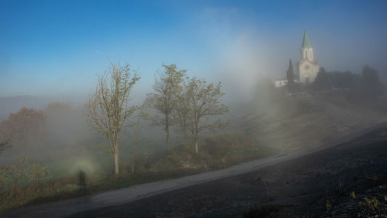 Espectro de Brocken y arco de niebla en el santuario de Puig-Agut