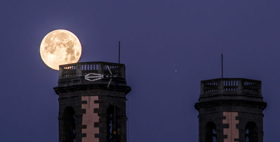 La luna llena con Marte en Olost