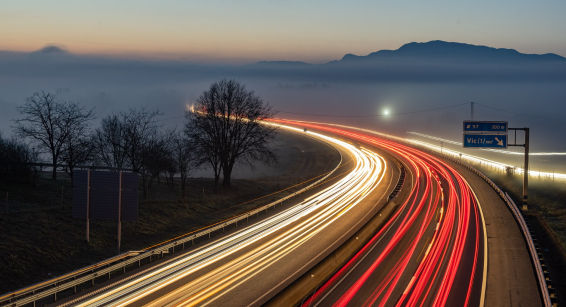 Scalextric multicolor entre la niebla en Vic