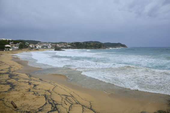 El temporal se come buena parte de la playa de La Fosca de Palamós