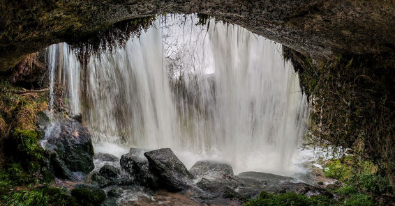 Gran cortina de agua en la Riera Lluçanès
