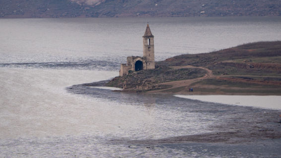 La gran transformación del pantano de Sau: el agua ya llega a los pies del campanario