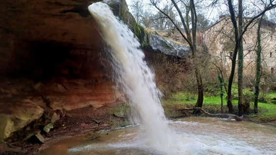 Cascada a toda potencia en el Salt d'en Ballús