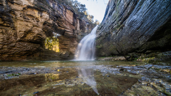 Mira cómo se ilumina el agujero de la cascada de La Foradada