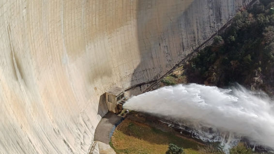 Mira cómo libera agua el pantano de la Baells