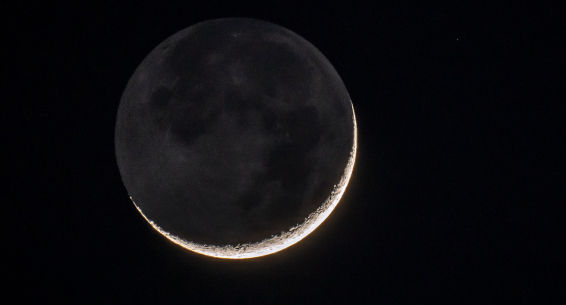 El lado oscuro de la luna creciente