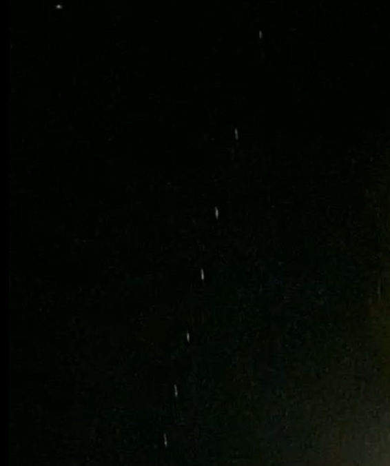 La reacción de unas chicas al divisar el 'tren de satélites' Starlink en Ávila