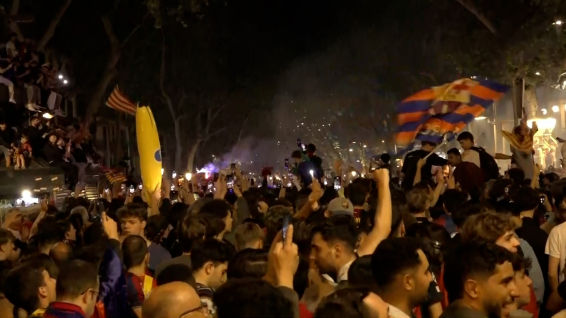 Galería gráfica | Los culés celebran el título en Canaletes