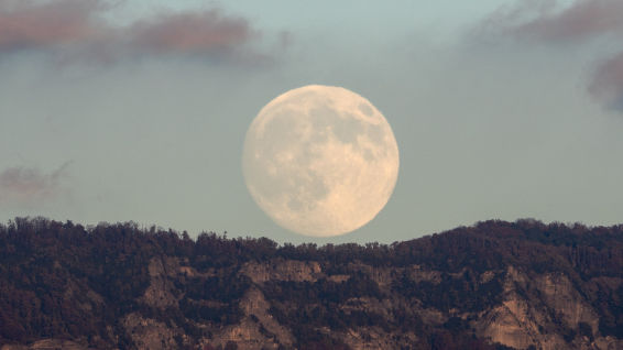 La superluna llena del Castor, en imágenes