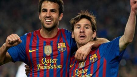 Messi y Cesc Fàbregas celebran el primer gol del Barcelona en el partido frente al Milan