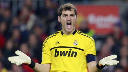 Iker Casillas grita en un Barça-Madrid de la Copa del Rey en 2012.