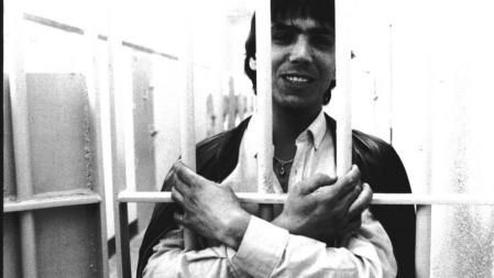 Juan José Moreno Cuenca, 'El Vaquilla', haciendo gala de sus dotes mediáticas posa, entre rejas (1985)