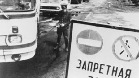 Un policía comprobaba, el 10 de mayo de 1986, el nivel de radioactividad de los vehículos que circulaban por la zona prohibida de 30 km a la redonda de la central de Chernóbil