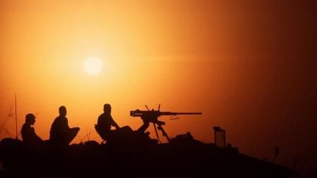 Soldados en un puesto avanzado durante la operación Tormenta del Desierto, campaña de bombardeos contra Irak. Guerra del Golfo, 1991