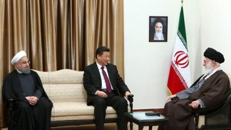 Encuentro del presidente chino, Xi jinping, y el ayatolá Ali&nbsp; Jamenei, en un lejano 2016 en Teherán. A la izquierda de ambos, el entonces presidente iraní, Hasan Rohani&nbsp;&nbsp;