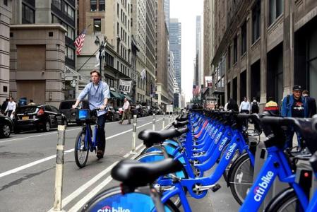 Muchos de los carriles bici de la metrópoli no están protegidos del tráfico motorizado.