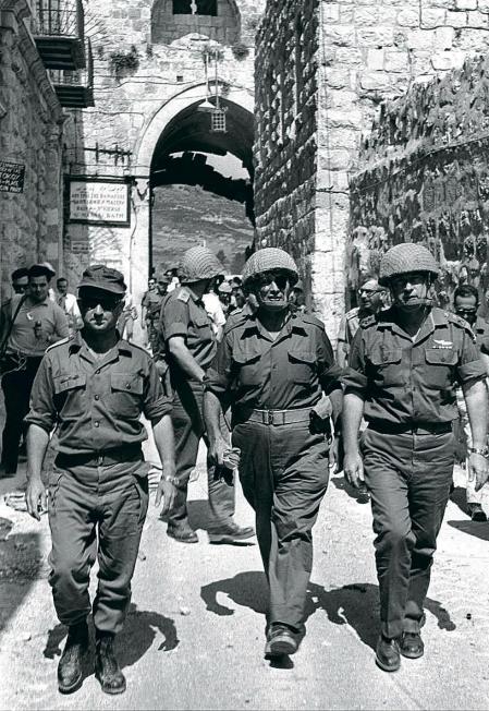 El general Uzi Narkiss, el ministro de Defensa israelí Moshe Dayan y el jefe del Estado Mayor de las Fuerzas de Defensa de Israel, Yitzhak Rabin, tras tomar Jerusalén en la Guerra de los Seis Días&nbsp;