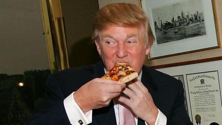 Donald Trump comiendo pizza
