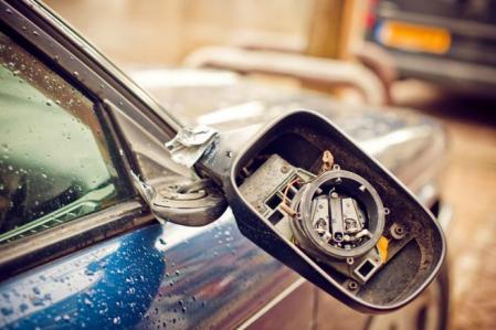 Los estafadores provocan una pequeña colisión de tal modo que afecte al retrovisor