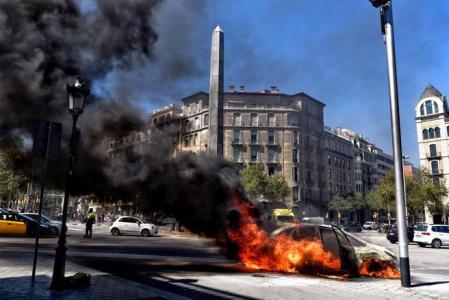 Un coche se quema tras sufrir un accidente en la Avinguda Diagonal de Barcelona&nbsp;