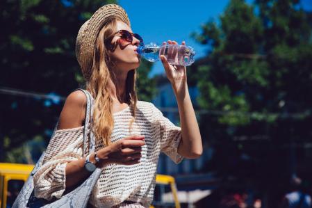 Mujer bebiendo agua