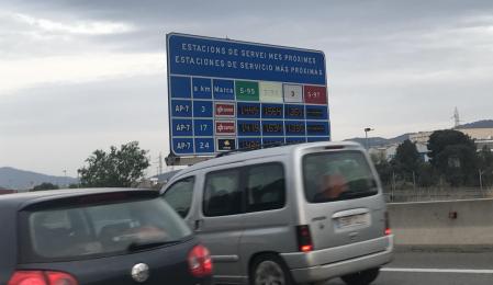 El precio del combustible varía según la gasolinera en la que se realice el repostaje del depósito