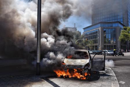 Incendio de un coche particular en el centro de Barcelona en julio del 2016