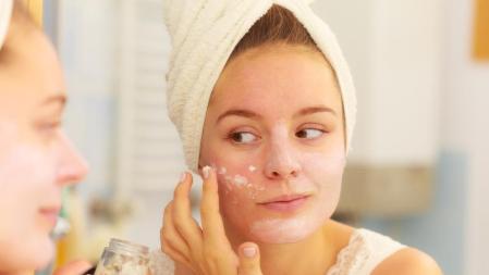 El exceso de sol durante el verano provoca la aparición de manchas, pequeñas arrugas y deshidratación de la piel.