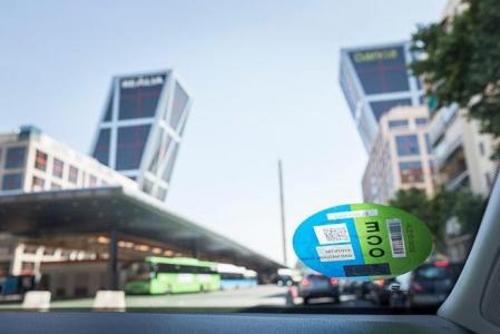 Los vehículos que cuenten con la etiqueta ECO, disfrutan de descuentos en zonas de aparcamiento regulado en ciudades como Madrid