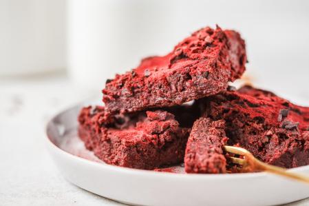 Con la remolacha ya asada o cocida, hacer este brownie saludable será cuestión de minutos, y el horneado no os llevará más de 20 minutos