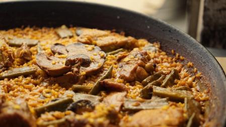 Paella clásica valenciana cocinada a leña en la Granja Santa Creu