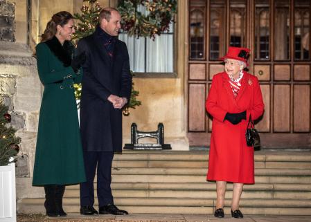 Los duques de Cambridge junto a la reina Isabel II en el Castillo de Windsor