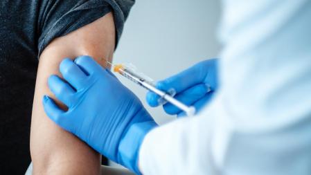 Imagen del primer participante en los ensayos clínicos de la vacuna contra el COVID-19 BNT162, que están desarrollando Pfizer y BioNTech BIONTECH (Foto de ARCHIVO) 01/01/1970